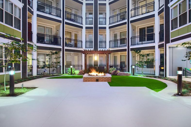 Humphreys Partners Architects The Vue at Creve Coeur Courtyard