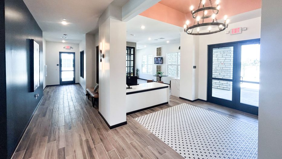 ThePlazaTaos_Apartments_ChandlerAZ_LeasingCenterLobby_1