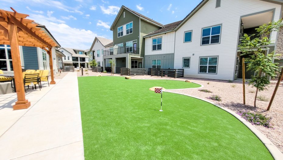 ThePlazaTaos_Apartments_ChandlerAZ_PuttingGreen_1